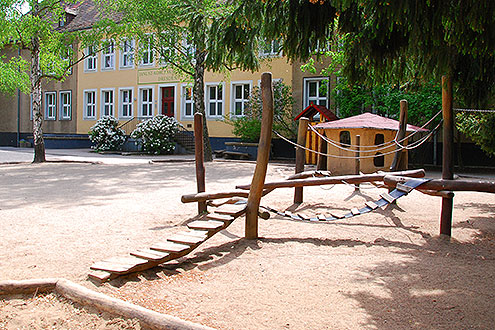 
Das Klettergerüst aus Holz auf dem großen begrünten Pausenhof ist sehr beliebt bei unseren Schülerinnen und Schülern.