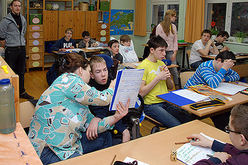 
Die Lehrer und Erzieher unterstützen die Schüler im Unterricht je nach Lernstand.